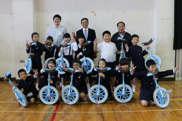 令和3年4月16日（金曜日)協和小児童へ一輪車の贈呈