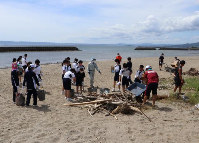 令和3年7月26日（月曜日)高校生による海岸清掃ボランティア1