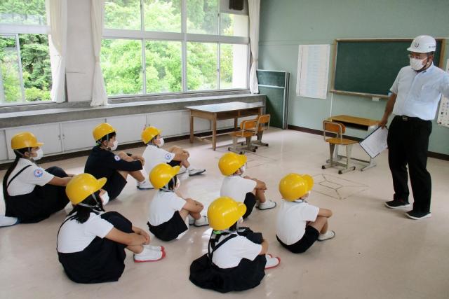 緊急時に備えて松ケ崎小学校の児童が総合防災訓練