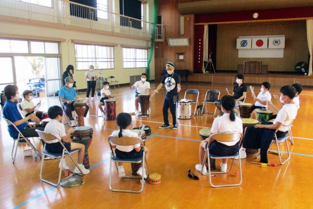 パーカッション楽器を楽しもう！松ケ崎小学校でドラムサークル