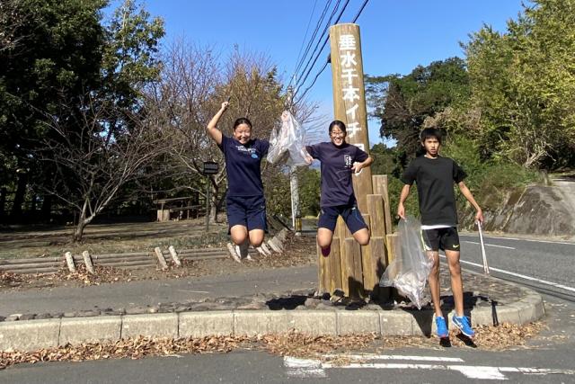 垂水高校陸上部千本イチョウ園への道を清掃