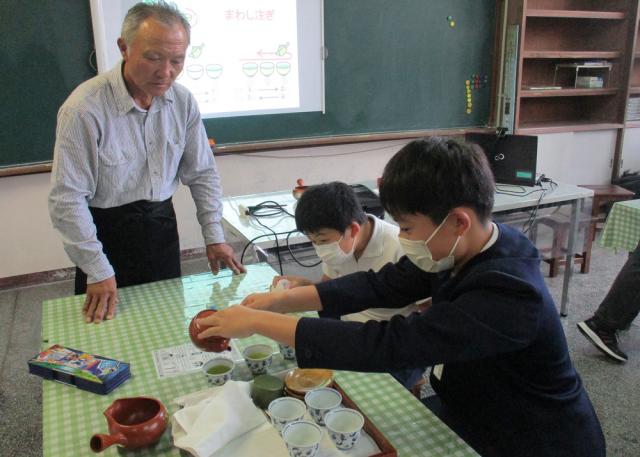 松ケ崎小学校でお茶について学ぶ『お茶とのふれあい事業』