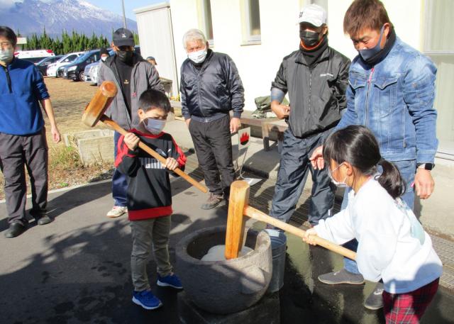 自分たちで育てたもち米を使って松ヶ崎地区で餅つき大会