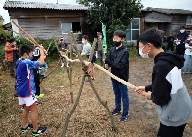 新婚家庭の幸せを願って柊原地区伝統行事『壁うっくじぃ』が開催