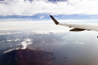 飛行機の窓から望む桜島と垂水市