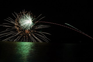 横切る星水上花火