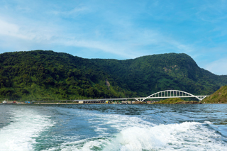 船乗りを見送る牛根大橋