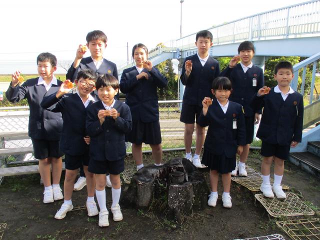 堀添國尚さんが松ケ崎小学校へ桜の木で作ったキーホルダーを贈呈