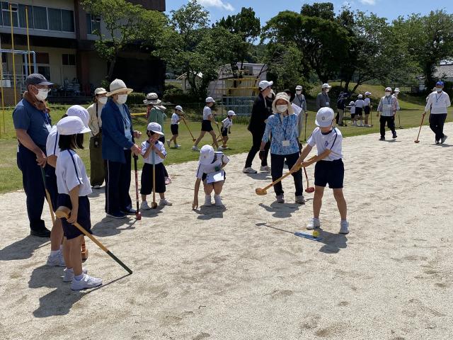 新城小学校児童と新城高齢者学級でグラウンドゴルフ交流会