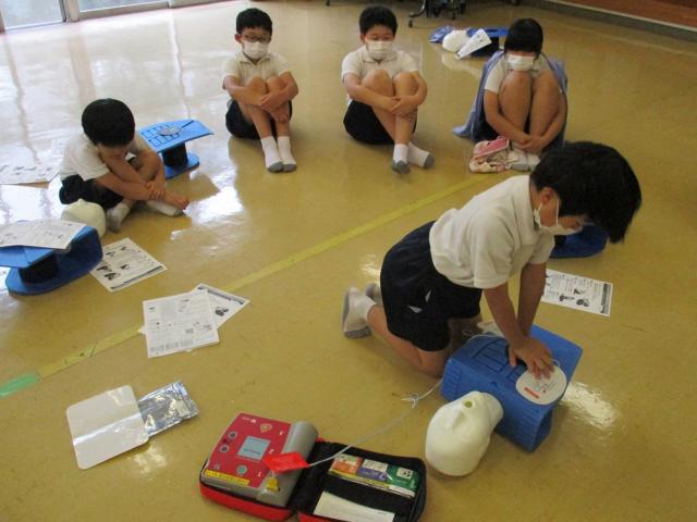 救命措置を学ぶ松ケ崎小学校の児童が総合防災訓練