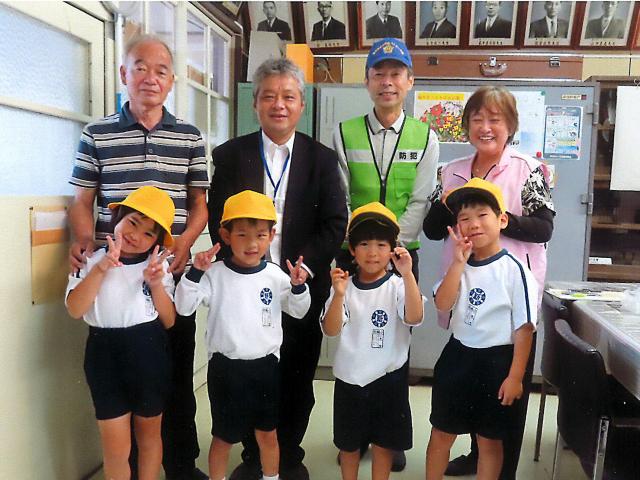 新城地区交通安全部会が新城小学校新1年生へ交通安全帽子を贈呈