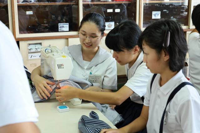 垂水高等学校の生徒がミシンの使い方教室の先生に