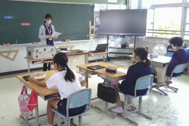 新城小学校、租税教室がありました