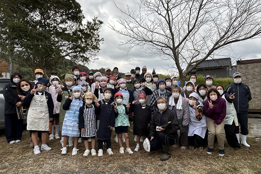 新城小学校の児童が新城地区高齢者学級と餅つき