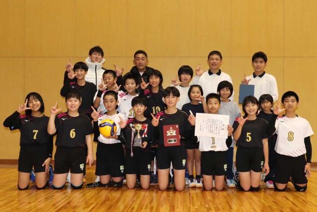 水之上バレーボール少年団、地元開催の大会で優秀な成績を収める