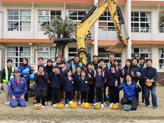 上津建設様と大隅河川国道事務所による牛根小学校への出前講座