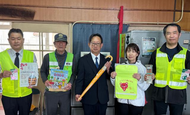 交通安全に気を付けてね新1年生へ教材贈呈