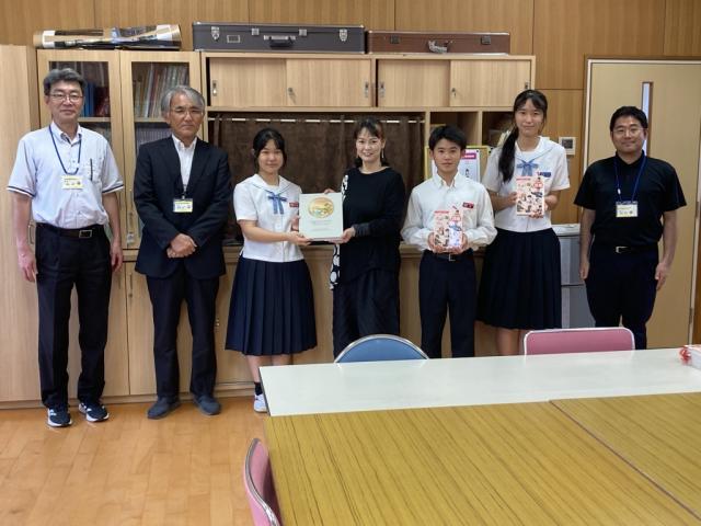 薩摩ボタン絵付け師の室田さん市内全小中学校に本を寄贈