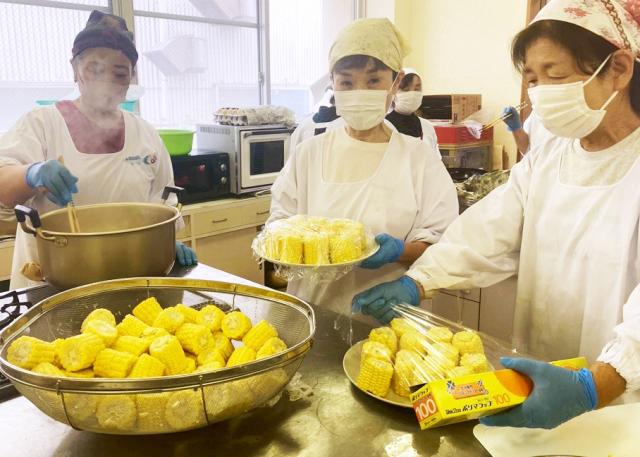 農業委員・推進委員が育てたとうもろこしを子ども食堂で提供