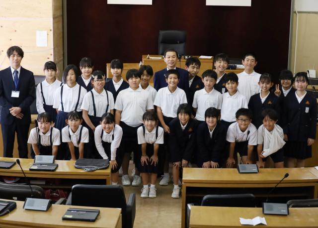 垂水小6年2組が市⻑へ「ふるさと垂水」のまちづくりをプレゼン