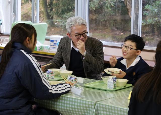 松ケ崎小学校で交流給食