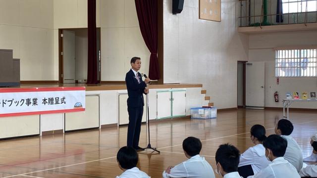 令和7年11月17日（月曜日)サードブック贈呈式1