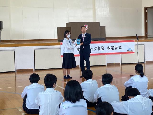 令和7年11月17日（月曜日)サードブック贈呈式2