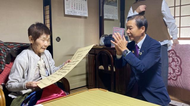 令和7年11月28日（金曜日)100歳長寿のお祝い2