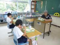 4年生教室の給食