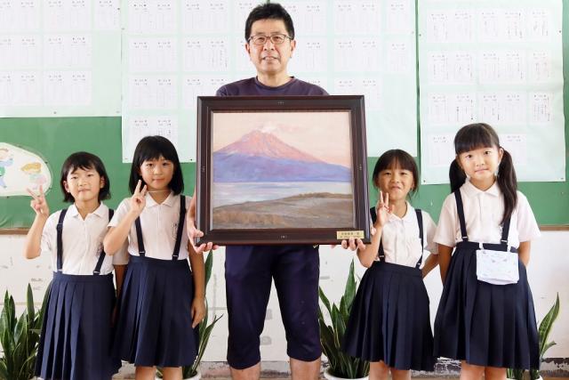 垂水小学校、和田香苗画伯の絵画が飾られる