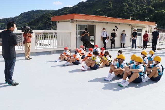 牛根小学校で桜島海底噴火に伴う水害（津波）避難訓練を実施
