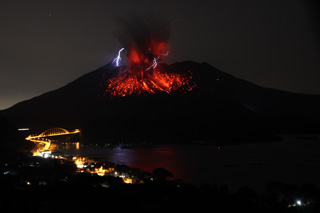 桜島／火山雷×赤き噴石