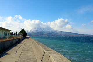 白銀と青に包まれる桜島