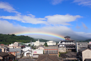 いつもの風景に七色の橋を添えて