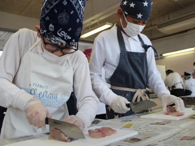 垂水市漁協青年部によるカンパチのさばき方教室