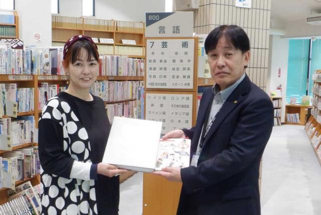 薩摩ボタン絵付け師の室田志保さんが本を寄贈