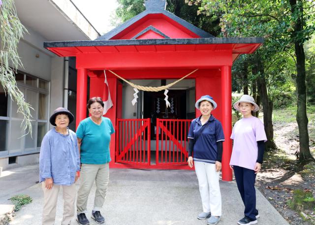 鳥居と社を赤色に天子神社を化粧直し