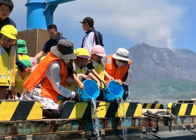 江ノ島幼稚園の園児たちがヒラメを放流