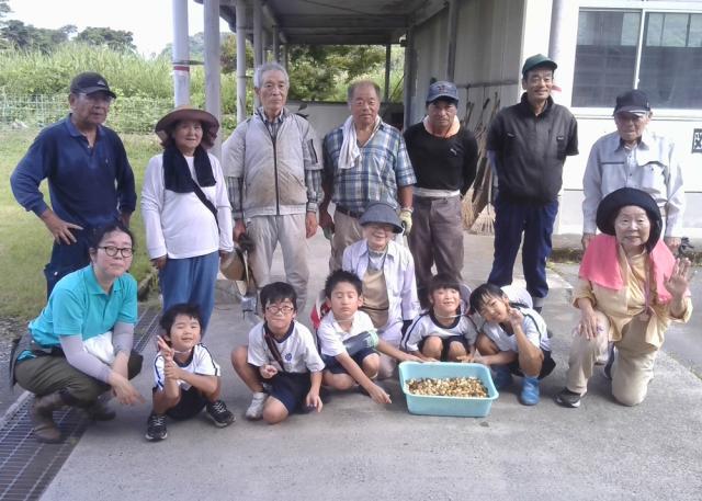 地域の方々との落花生収穫