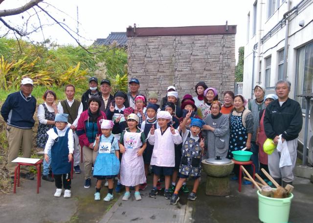 新城小学校の児童が地域の方々ともちつき大会