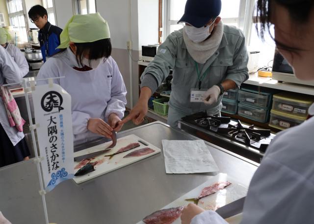 垂水高校生がカンパチを捌く！大隅おさかな教室開催