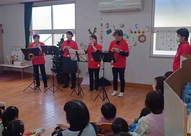 商工会女性部が園児たちにクリスマスプレゼント