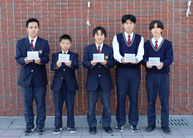 垂水高等学校の生徒が戦争遺跡を紹介するPOPを贈呈