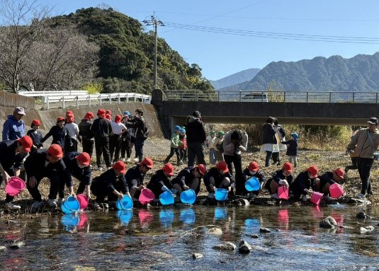 「本城川の鮎を見守る会」が鮎を放流！