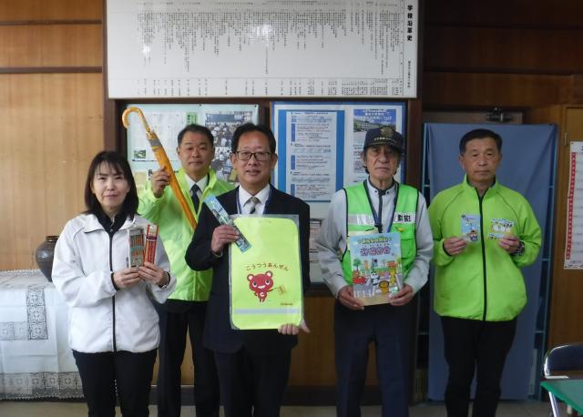 新1年生へ交通安全教材等贈呈