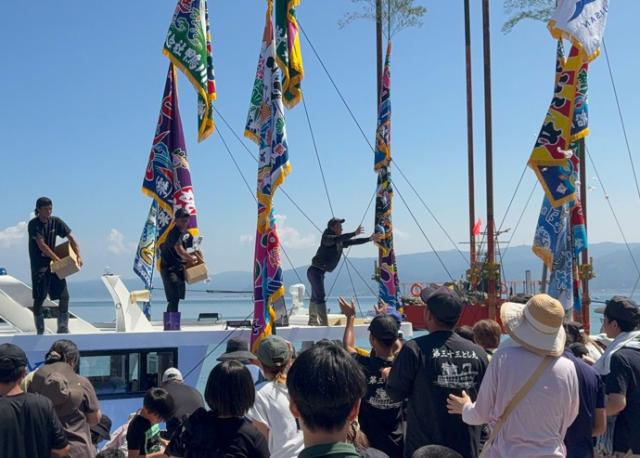 大空にはためく大漁旗！「第三十三とし丸」進水式