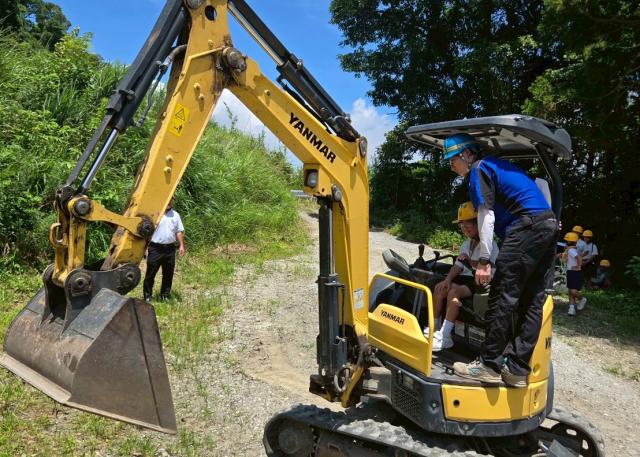 株式会社上津建設による防災授業とグローブ贈呈