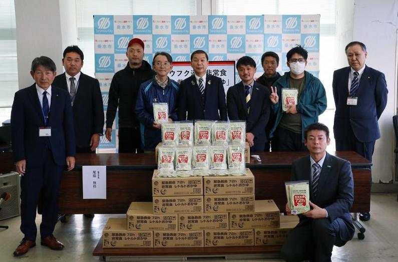 記者会見集合写真
